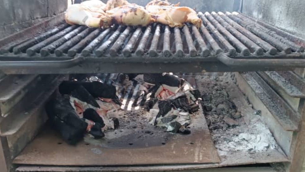 Cozinha improvisada de Elizabeth Contreras, que irá fornecer alimentos prontos para três famílias do seu bairro — Foto: BBC News fonte