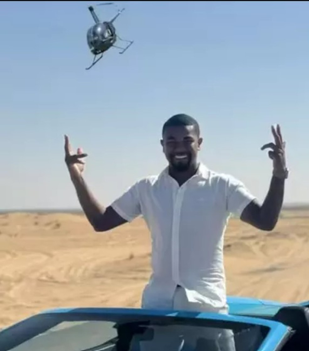 Na foto de David em Dubai, o helicóptero foi adicionado à imagem original — Foto: Reprodução/Redes Sociais