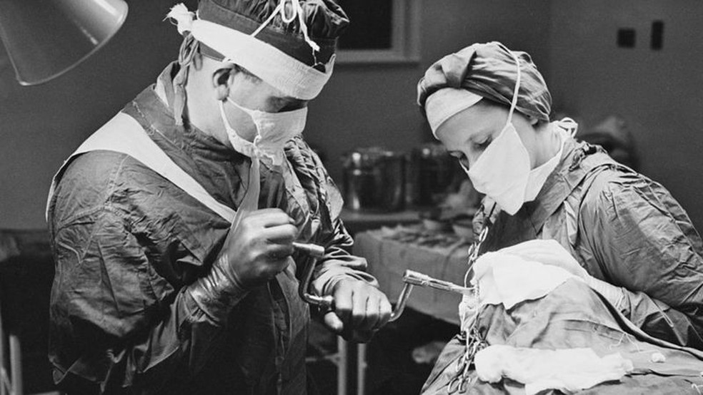 Nas décadas de 1930 e 1940, a lobotomia era um procedimento que podia ser realizado sem o consentimento dos pacientes ou de seus familiares. Hoje é considerado brutal e desumano — Foto: Getty Images via BBC