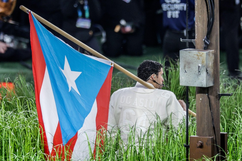 Bad Bunny segura a bandeira de Porto Rico no Super Bowl — Foto: BBC News fonte