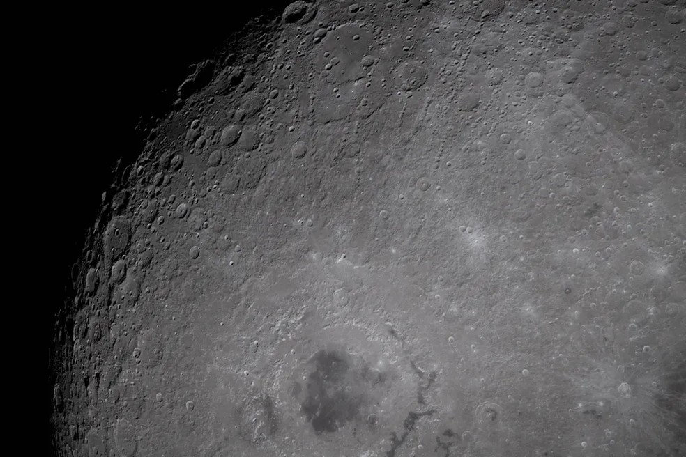 Imagem de duas crateras na Lua, nomeadas pela tripulação da Artemis II de "Integrity"e "Carroll" — Foto: Divulgação/NASA