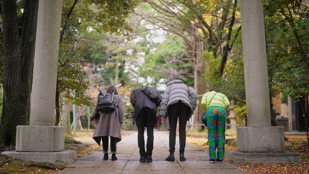 Turistas podem desrespeitar costumes locais sem perceber, como virar as costas para um portão torii em um santuário xintoísta — Foto: BBC News fonte