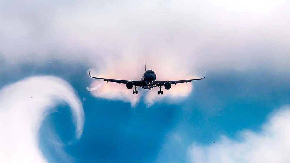 Turbulência significa muito mais do que desconforto para os passageiros: ela pode provocar estresse significativo na estrutura das aeronaves — Foto: BBC News fonte