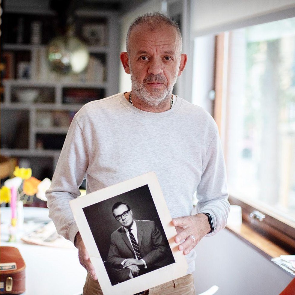 O conteúdo da mala de seu falecido pai levou Antony Easton a desvendar uma história de riqueza e tragédia — Foto: BBC News fonte