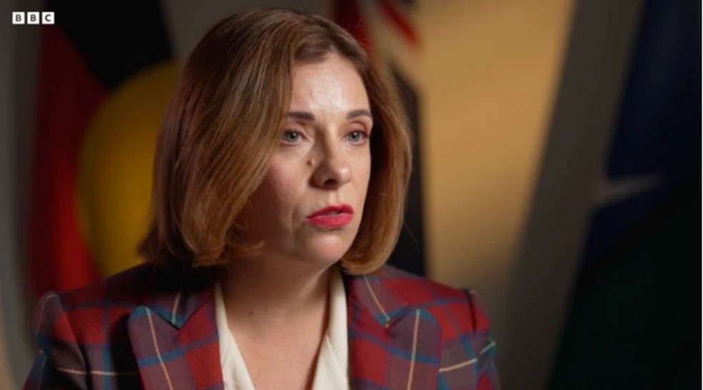 Anika Wells diz que as big techs não vão intimidá-la sobre a proibição australiana às redes sociais — Foto: BBC News