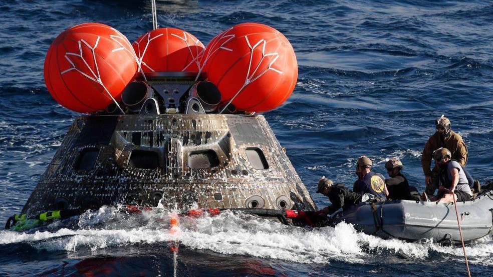 A cápsula Orion da missão não tripulada Artemis 1 caiu no Oceano Pacífico no dia 11 de dezembro de 2022, depois de completar com sucesso sua missão em torno da Lua — Foto: BBC News fonte