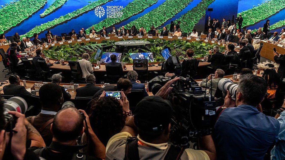 Discussão sobre o TFFF durante a COP30 — Foto: BBC News fonte