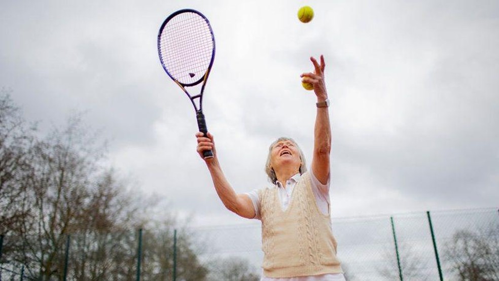 Estudos mostraram que idosos que aprenderam novas habilidades apresentaram uma melhora pronunciada em testes cognitivos — Foto: BBC News fonte
