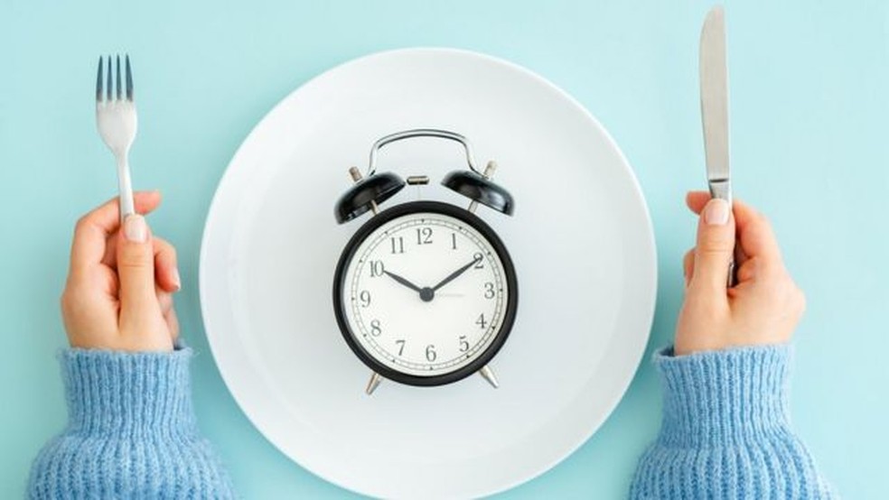Mudanças nos horários das refeições também interferem no relógio biológico — Foto: Getty Images via BBC News Brasil