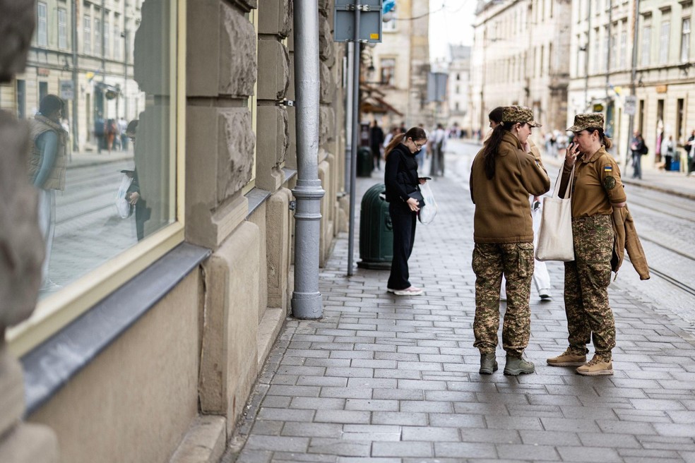 Um homem afirmou que 'sentiu falta' de batalhas e combates aéreos quando tropas russas deixaram seu vilarejo — mas que rapidamente se acostumou à nova situação — Foto: BBC News fonte