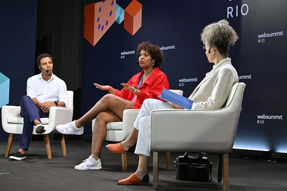 Robson Privado, Amanda Graciano e Cecilia Olliveira durante painel do Web Summit Rio que debateu a diversidade nas empresas — Foto: Divulgação