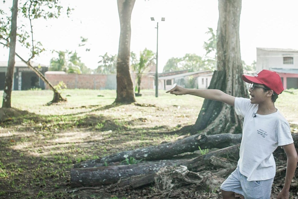 João mostra praça como ajudou a transformar praça de Outeiro - antes, cheia de lixo — Foto: BBC News fonte