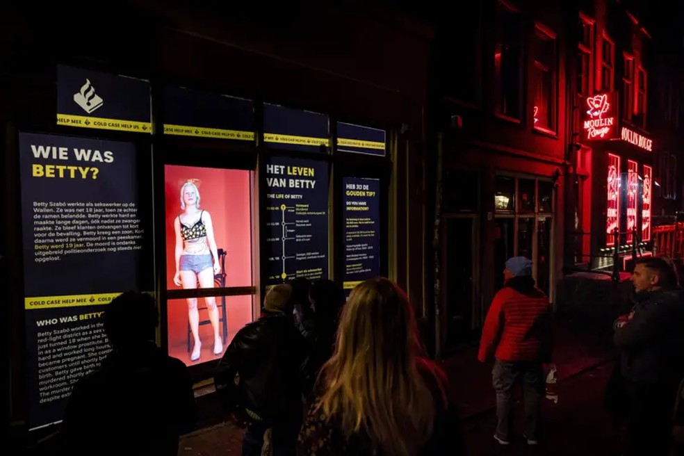 A maior parte das pessoas que observam as mulheres nas vitrines são turistas — Foto: ROBIN VAN LONKHUIJSEN/EPA-EFE/REX/Shutterstock