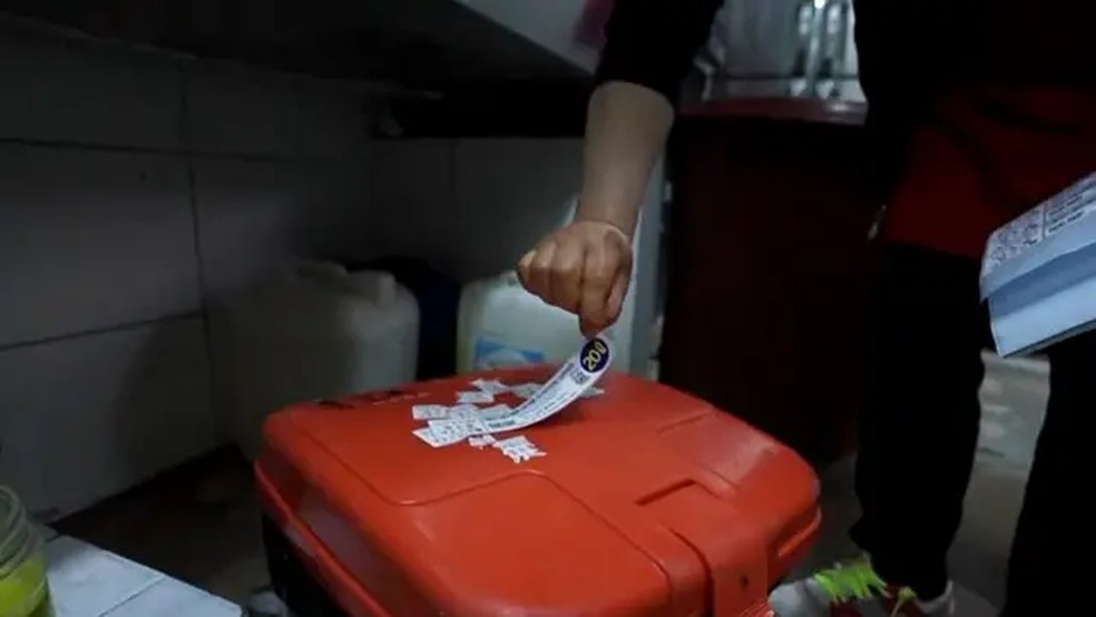Alguns restaurantes usam adesivos, que são colados nos recipientes de lixo de acordo com o peso — Foto: YUNA KU via BBC News
