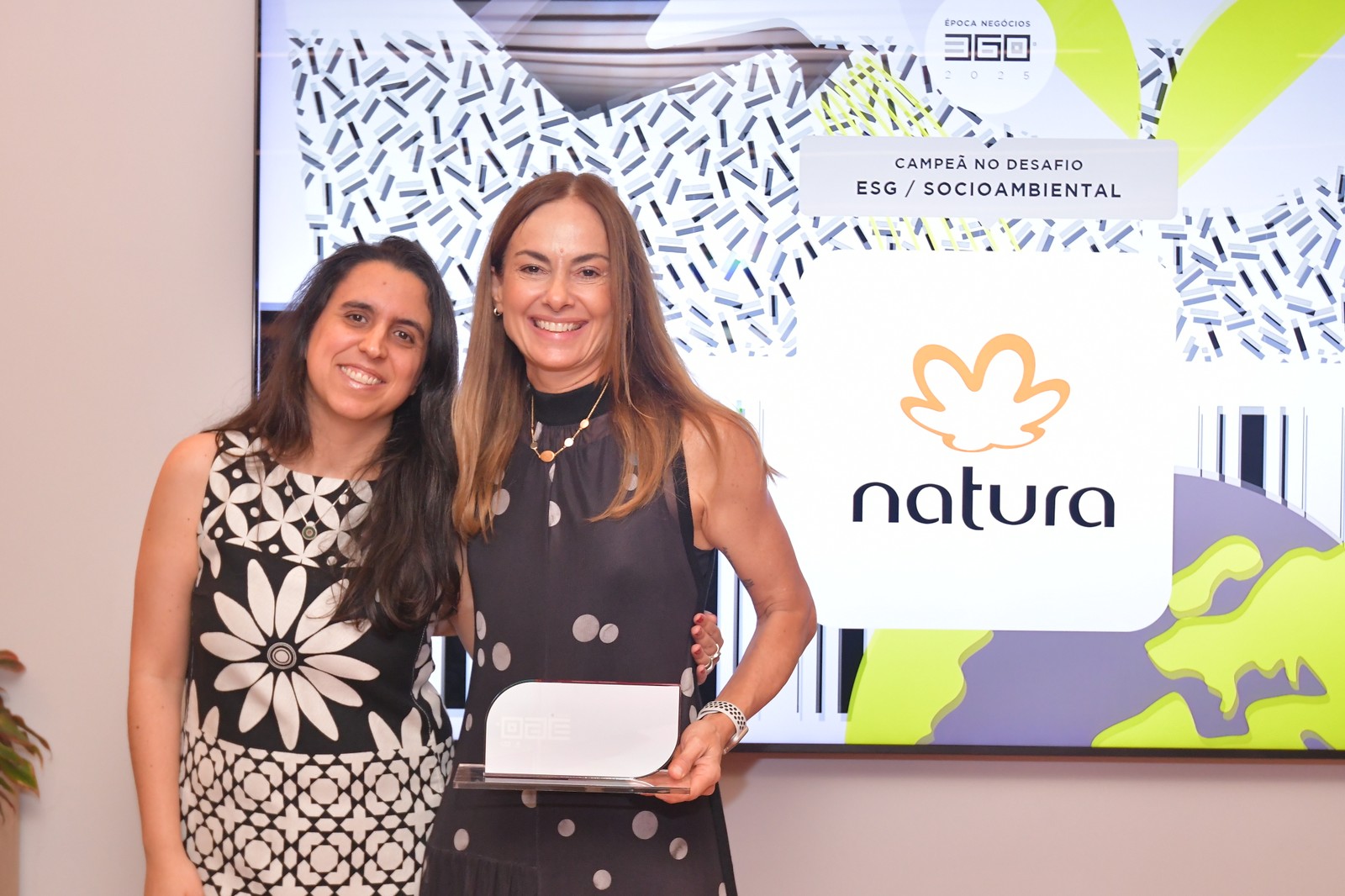 A Natura foi premiada no Desafio ESG/Socioambiental, com a diretora de sustentabilidade Angela Pinhati recebendo mais um troféu para a empresa — Foto: Flavio Santana
