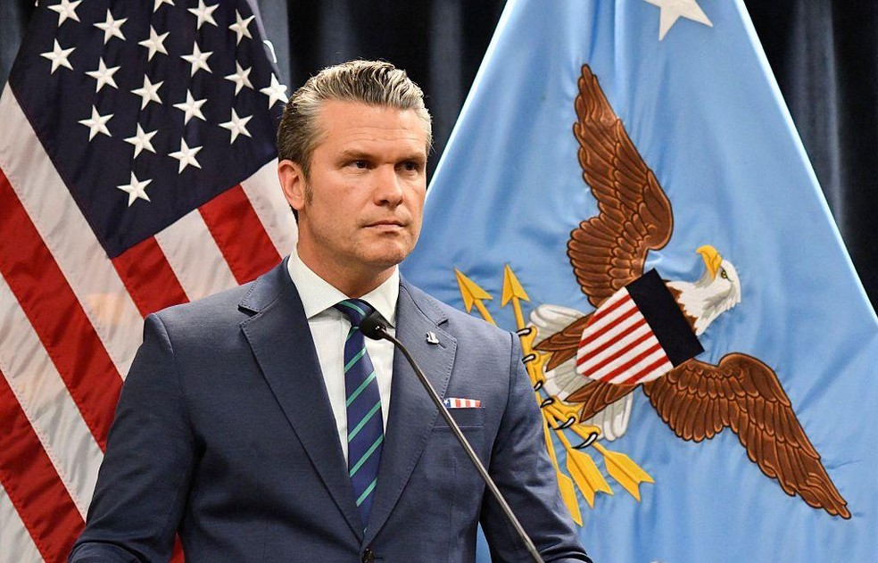 Peter Hegseth fez críticas à Anthropic — Foto: BBC News fonte