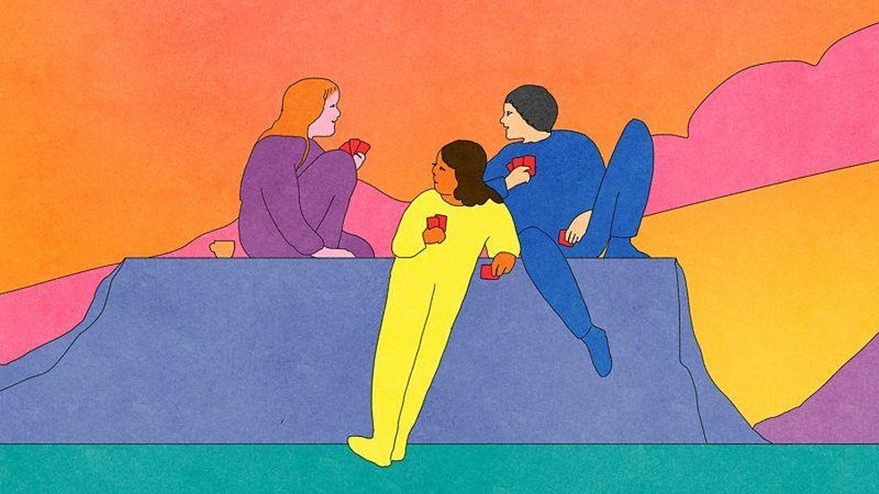 Socializar com os amigos é uma forma agradável de estimular a longevidade — Foto: BBC News fonte