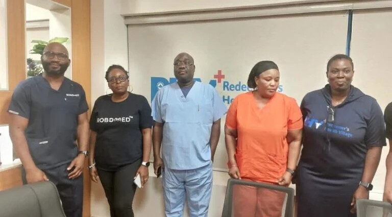 Primeira cirurgia robótica à distância da África Ocidental retira com sucesso rim com câncer
