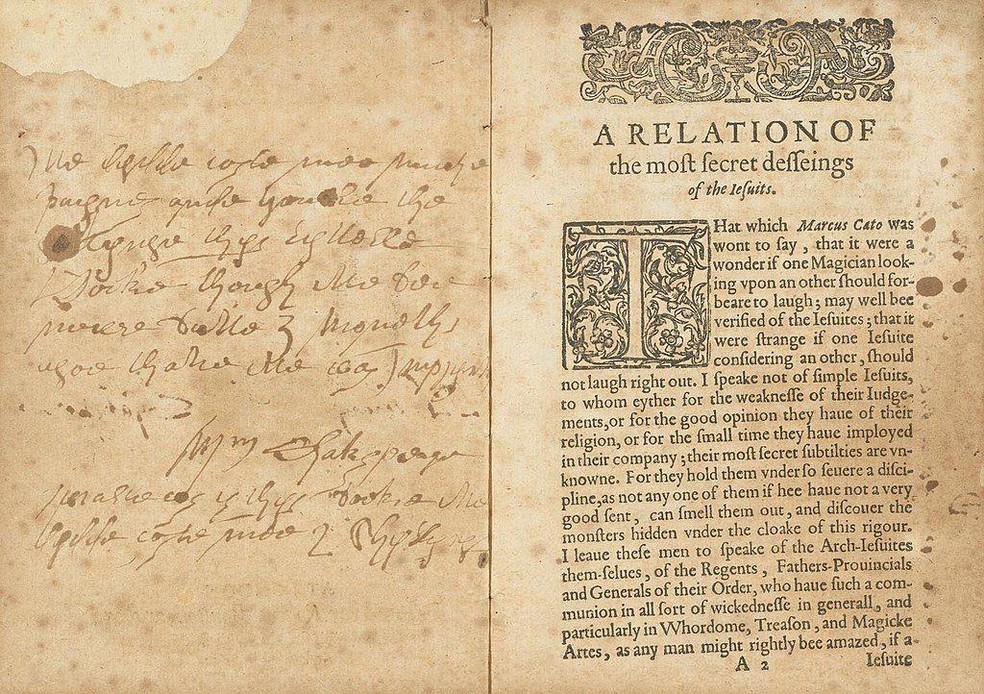 Um exemplar de 1610 de um panfleto anticatólico sobre uma suposta conspiração jesuíta contra o rei Jaime 1º, no qual William Henry Ireland, um falsificador de documentos e obras de William Shakespeare, fez anotações "assinadas" pelo famoso bardo — Foto: BBC News fonte