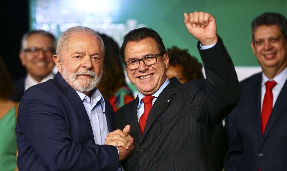 O ministro do Trabalho e do Emprego Luiz Marinho é cumprimentado pelo presidente Lula — Foto: Marcelo Camargo/Agência Brasil