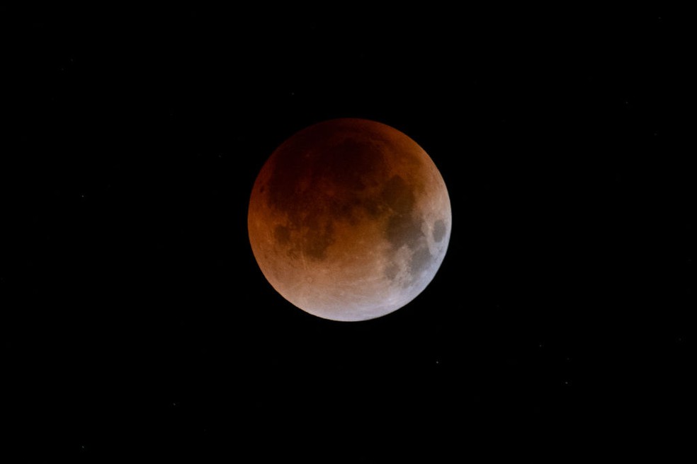 Um eclipse lunar total ocorre quando a Terra passa entre o Sol e a Lua, projetando sua sombra sobre a Lua — Foto: Getty Images