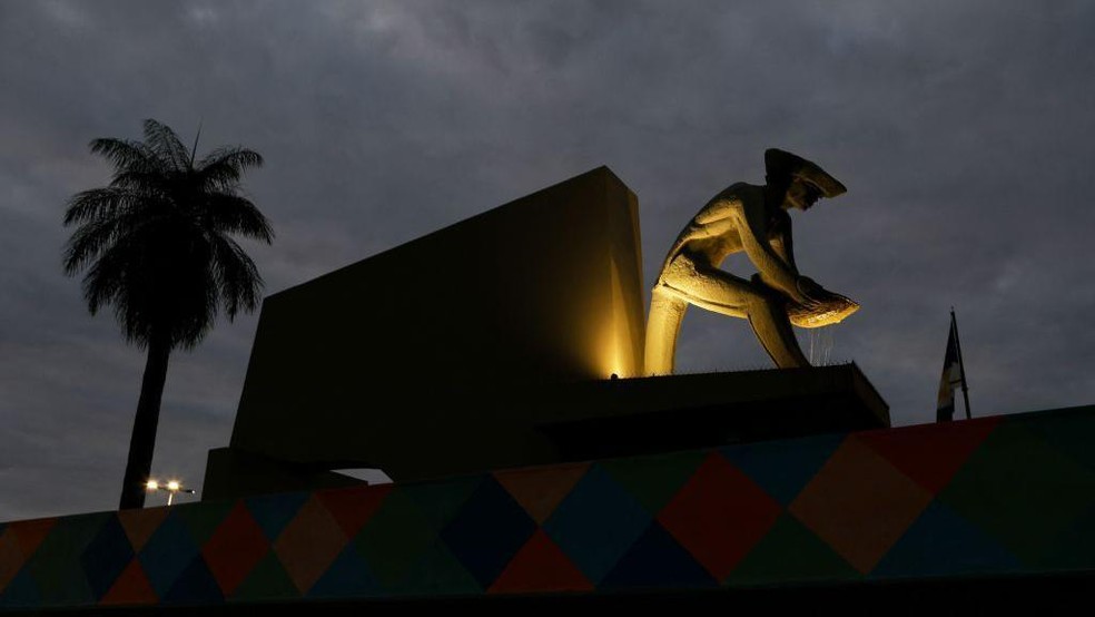 Um dos principais pontos turísticos da capital Boa Vista é o Monumento do Garimpeiro — Foto: BBC News fonte