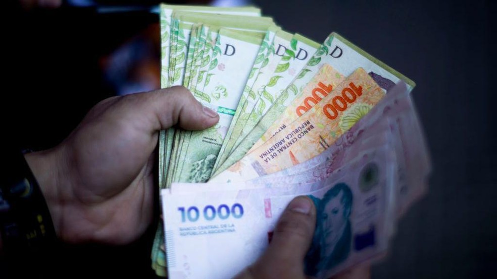 Inflação prejudica os salários reais dos trabalhadores e seu poder de compra — Foto: BBC News fonte