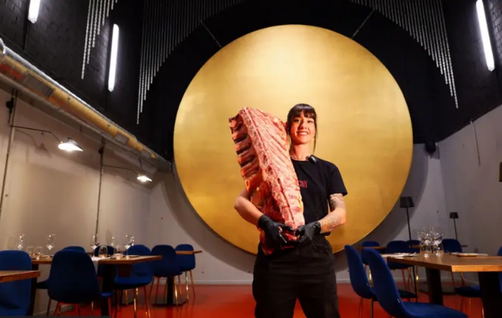 Anaí Meléndez diz que não é a única a ir para a grande cidade e depois voltar às origens — Foto: Cristina Chamorro via BBC News