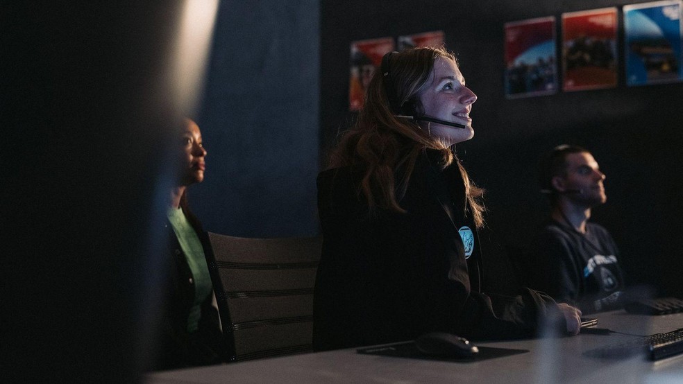 Cada um dos estudantes desempenha um papel diferente durante a missão de duas semanas, simulando as diversas habilidades necessárias para a tripulação. — Foto: BBC News fonte