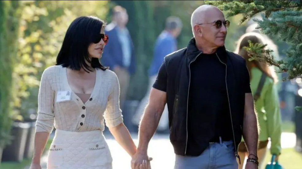 Jeff Bezos e Lauren Sanchez em Sun Valley, em Idaho — Foto: Getty Images (via BBC)