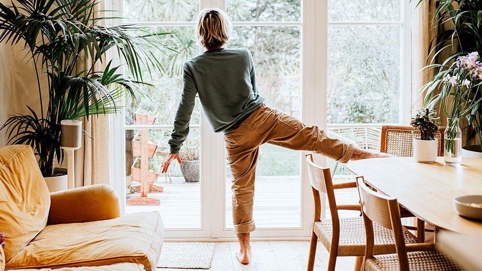 Treinar para ficar de pé sobre uma das pernas por mais tempo pode trazer uma série de benefícios — Foto: BBC News fonte