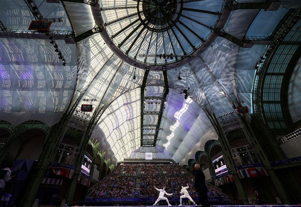 Fonte BBC News — Foto: Uma das grandes atrações dessas Olimpíadas são os belos cenários parisienses escolhidos para as competições esportivas, como o Grand Palais, onde acontecem as competições de esgrima