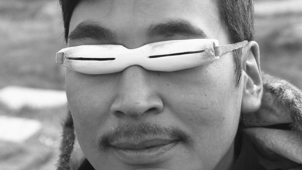 Os óculos de neve criados pelos inuits, no Ártico, foram os precursores dos óculos de sol que conhecemos hoje — Foto: Getty Images (via BBC)