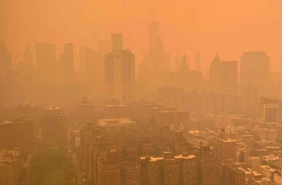 Nova York fica sob nuvem de fumaça provocada por incêndios no Canadá  — Foto: Reprodução/Twitter