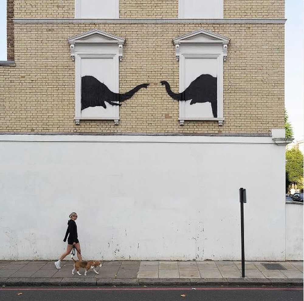 Obras de arte do artista de rua Banksy causam frenesi em Londres