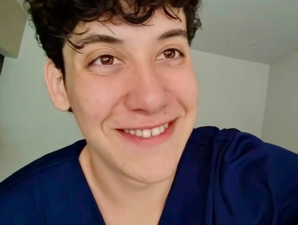 O recifense Henry, hoje com 21 anos, abandonou o Ensino Médio no primeiro ano devido à necessidade de trabalhar — Foto: BBC News fonte