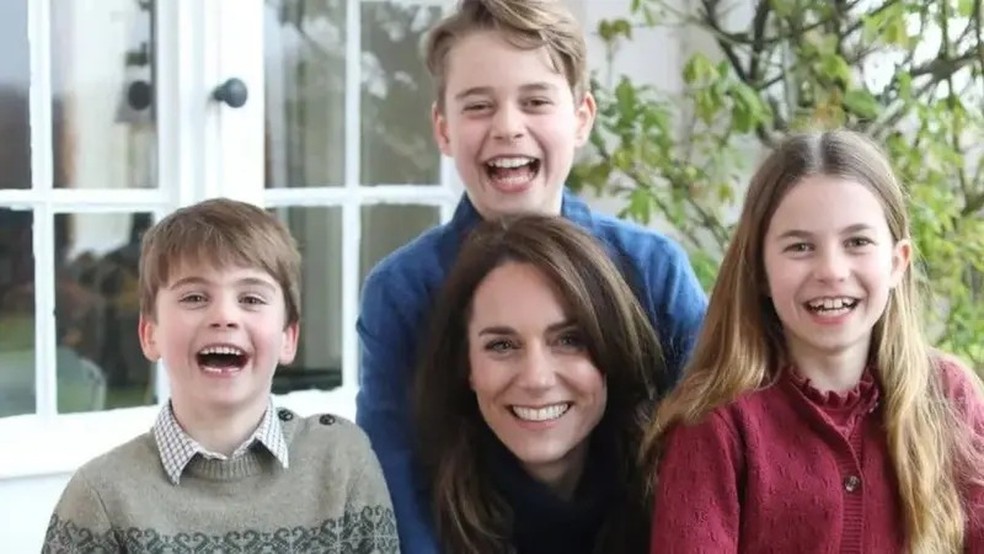 Kate Middleton com os filhos — Foto: PRÍNCIPE DE GALES