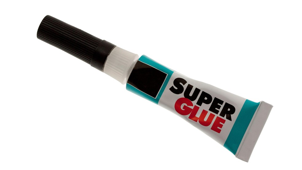 BBC News fonte — Foto: O cianoacrilato serve de cola para tudo, até para os dedos