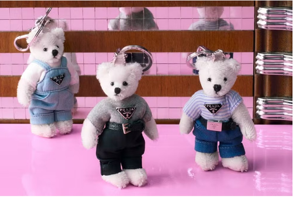 Labubu sai de cena e dá lugar a ursinhos e personagens nas bolsas de luxo — Foto: Divulgação Prada