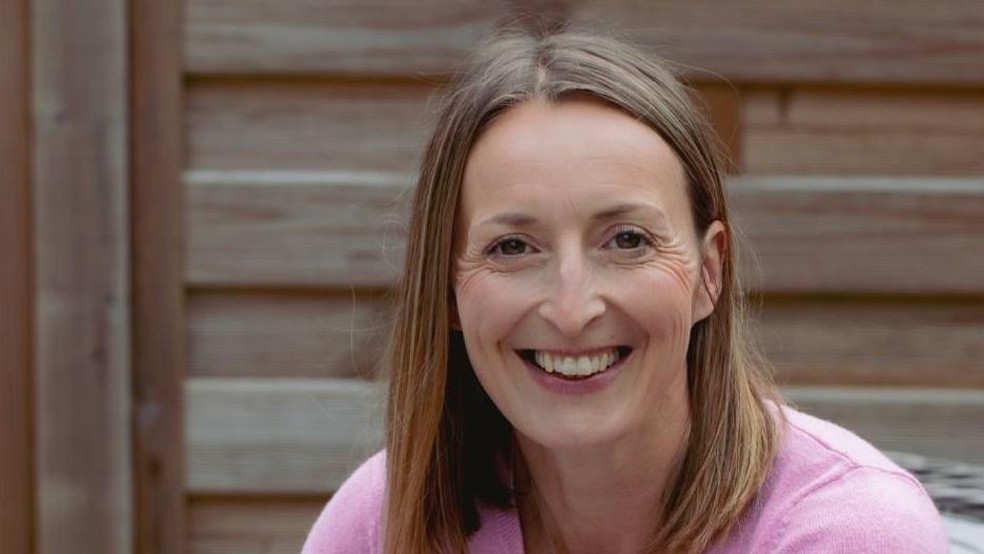 As amigas de Caroline diziam para não se preocupar, que acabaria acontecendo, ou que ela deveria parar de tentar, porque aí sim ela engravidaria — Foto: BBC News fonte