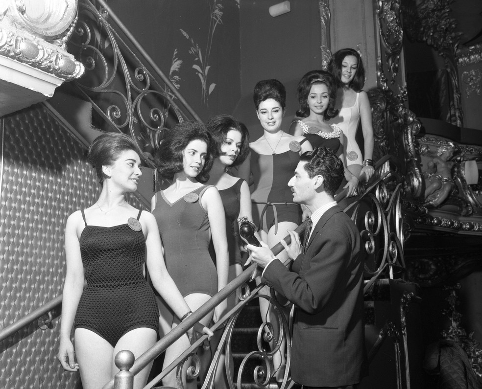Repórter da BBC entrevista participantes latino-americanas do Miss Mundo de 1963: Miss Bolívia, Miss Colômbia, Miss Venezuela, Miss Argentina, Miss México e Miss Brasil — Foto: BBC News fonte