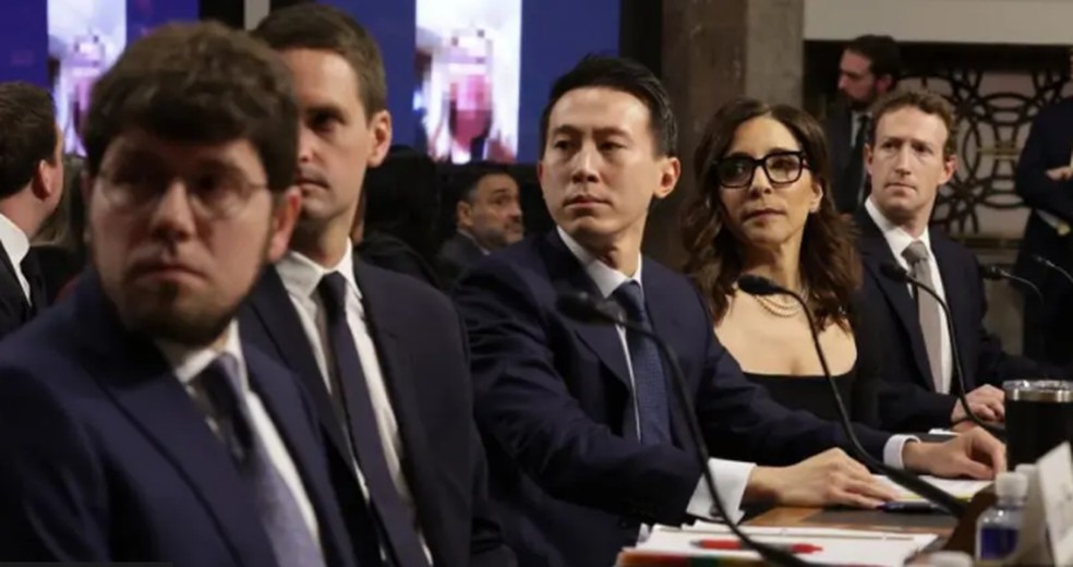 (Da esquerda para a direita) Jason Citron, CEO do Discord; Evan Spiegel, CEO da Snap; Shou Zi Chew, CEO do TikTok; Linda Yaccarino, CEO do X; e Mark Zuckerberg, CEO da Meta, em audiência no Comitê Judiciário do Senado dos EUA em janeiro — Foto: Getty Images via BBC News