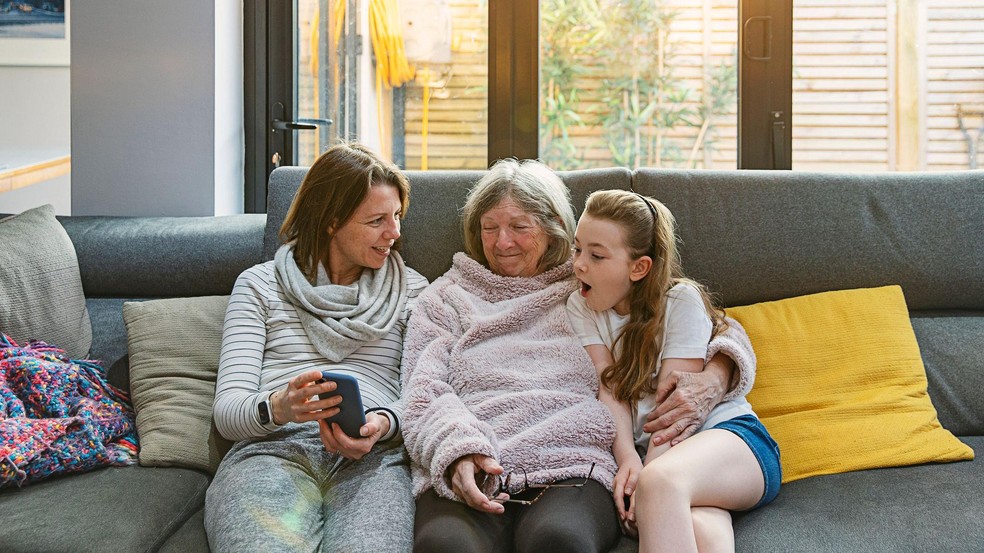 As condições atuais deixaram muitas pessoas da geração X como cuidadores dos filhos e dos pais ao mesmo tempo — Foto: BBC News fonte