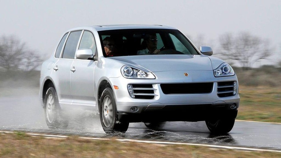 A Porsche é famosa pelos seus carros esportivos, mas seus modelos Cayenne (foto) e Macan são os mais vendidos — Foto: BBC News fonte