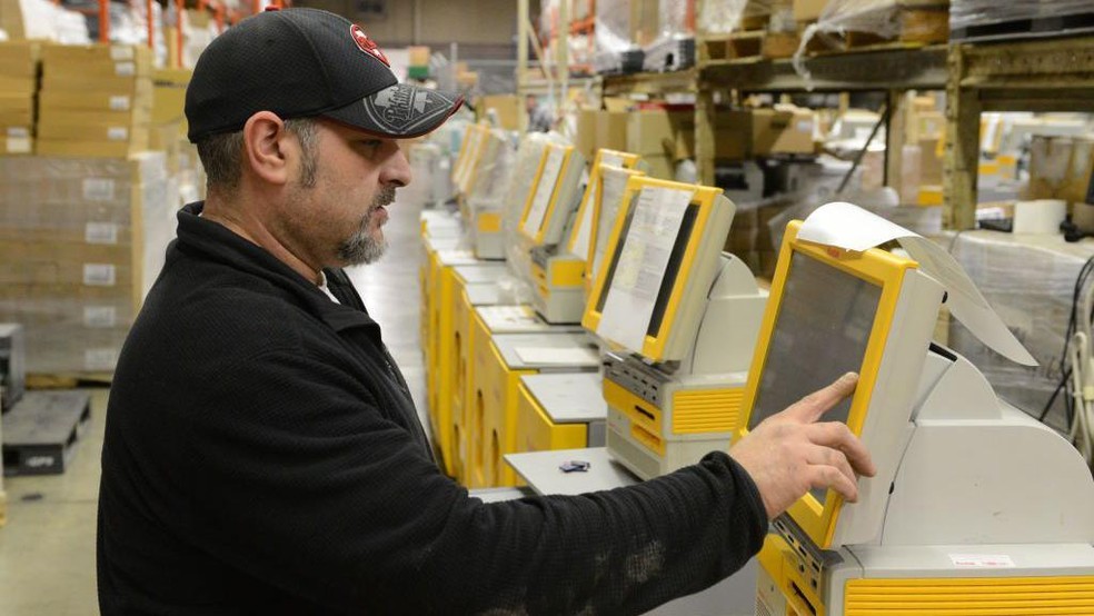 Imprimir fotografias tem um custo muito baixo hoje em dia — Foto: BBC News fonte
