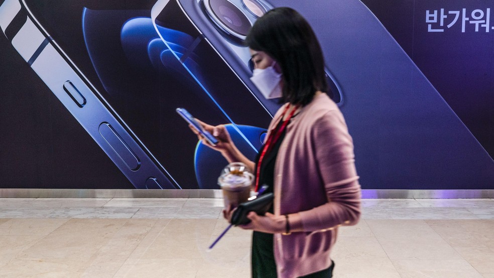 O iPhone, antes considerado a eternização da juventude, é agora a marca registrada dos 'jovens de 40' na Coreia do Sul — Foto: BBC News fonte