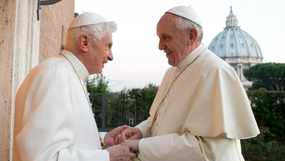 Fiéis no Vaticano já pedem canonização de Bento XVI — Foto: MAURIX/GETTY IMAGES