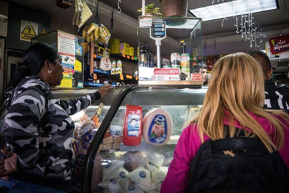 Resta saber como o dinheiro da receita do petróleo ajudará a estabilizar a economia venezuelana — Foto: BBC News fonte