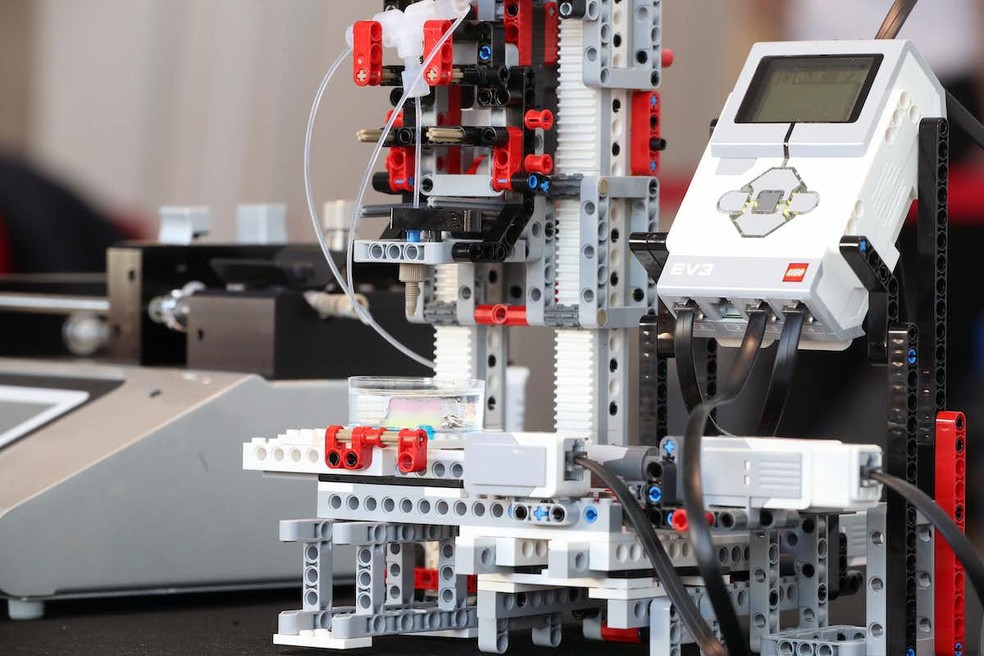 A bioimpressora 3D é construída a partir de Lego tradicionais e Lego Mindstorms — Foto: Reprodução/Cardiff University