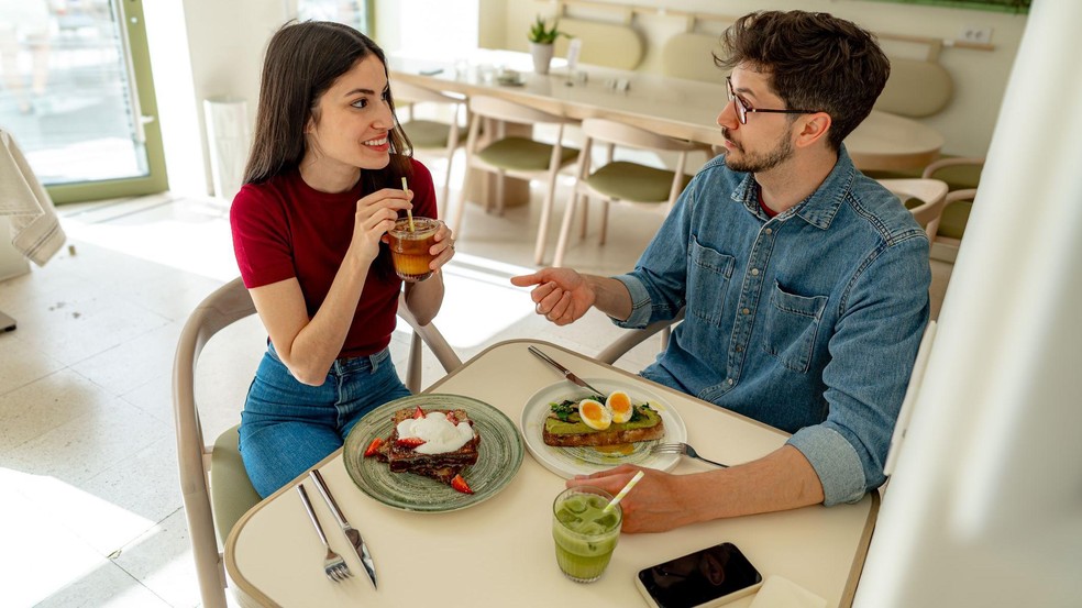 O estereótipo dos millennials, segundo Filby, vem das condições econômicas em que eles precisaram se desenvolver — Foto: BBC News fonte